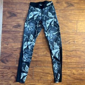 Nike pro Xs leggings stretchy. Black/white/gray pattern.